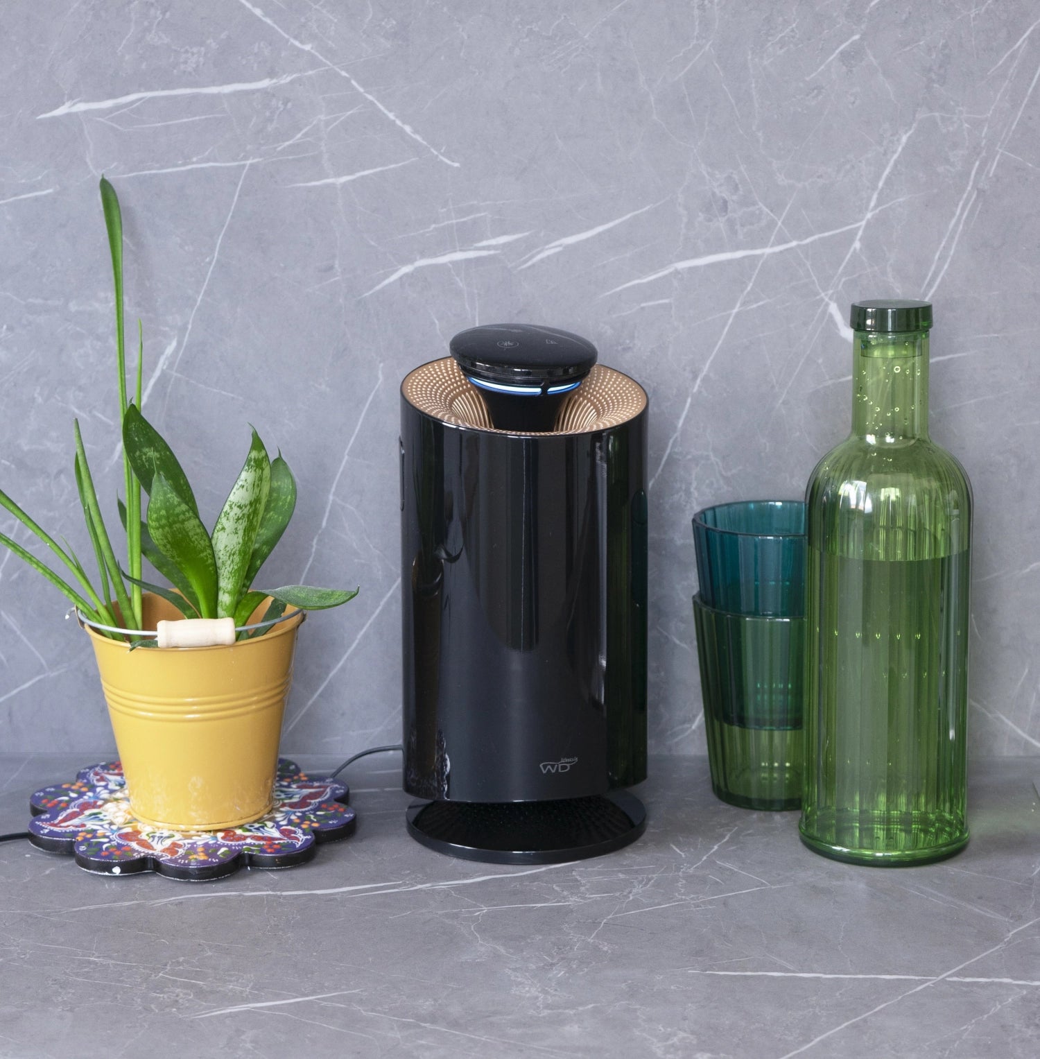 Entdecke die stilvolle 1L Acryl-Trinkflasche in lebhaftem Grün von Easy Life. Ideal für Sport, Alltag und Outdoor-Aktivitäten!