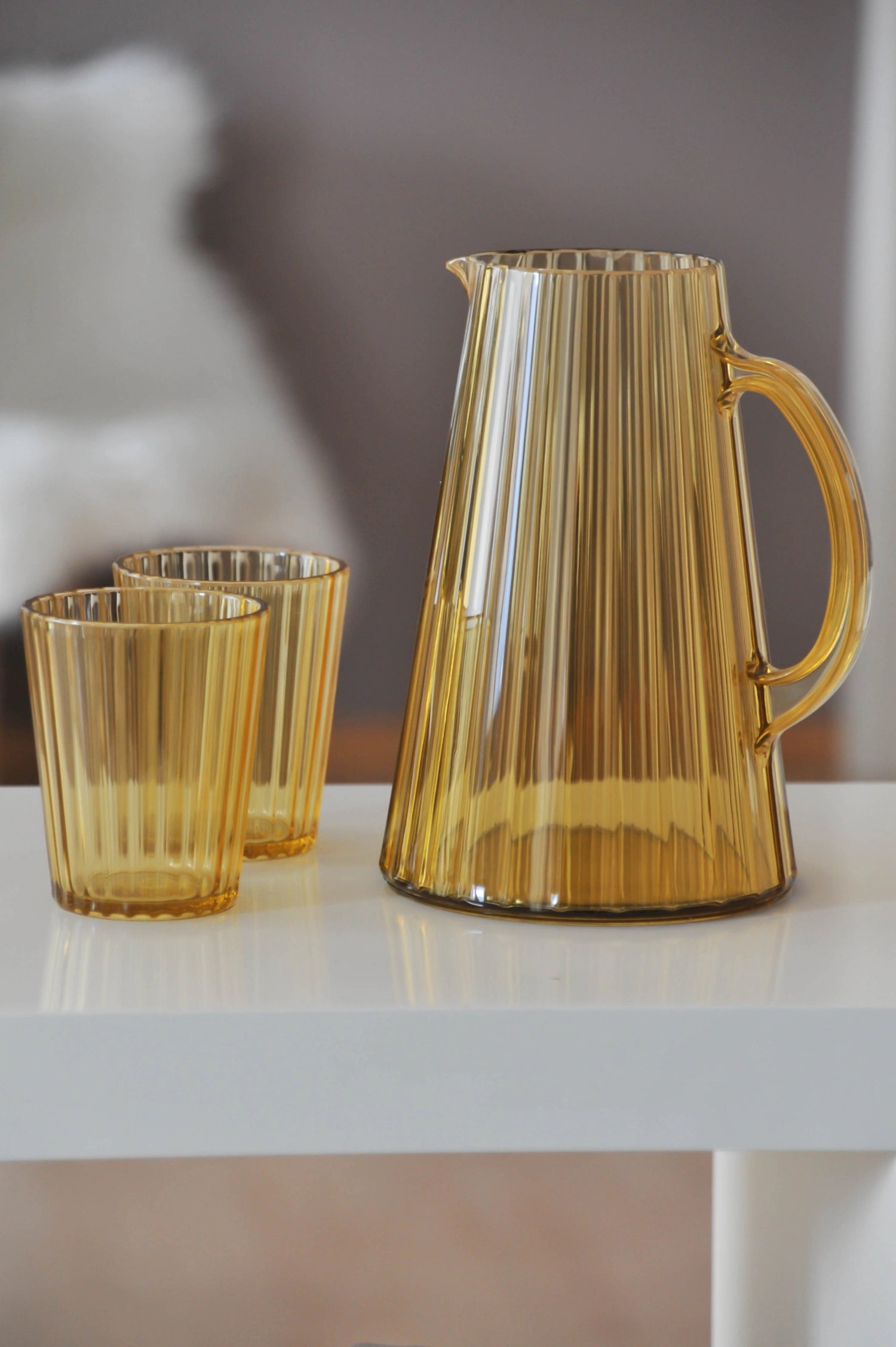 Stilvolle 2,5 l Karaffe aus bruchsicherem Acryl in warmem Bernstein. Perfekt für Getränke bei Gartenpartys und im Alltag. Leicht zu reinigen!