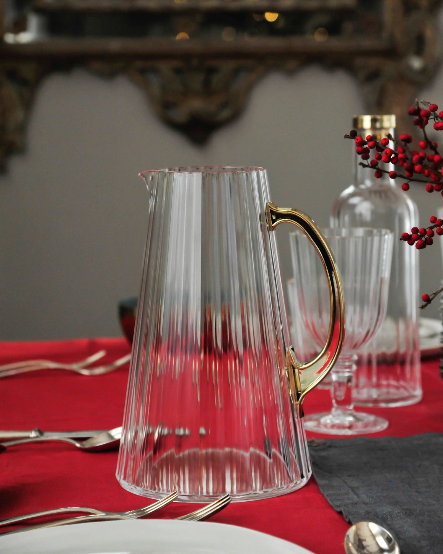 Acrylic jug 2.5lt., gold