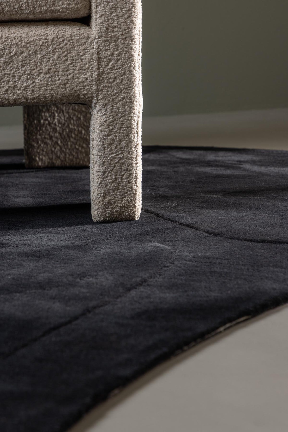 Enard Teppich in Schwarz präsentiert im Onlineshop von KAQTU Design AG. Teppich ist von Venture Home