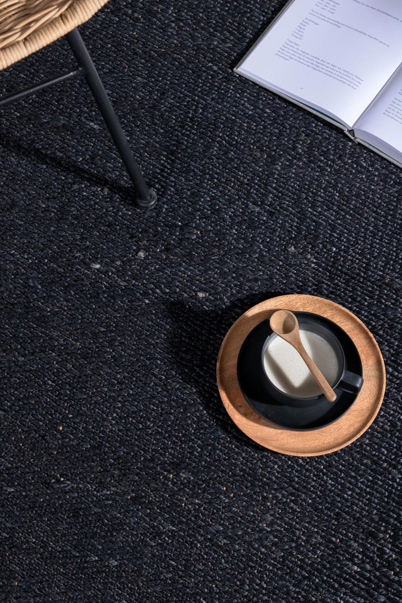 Der Kali Teppich von Venture Home vereint elegantes Design und nachhaltige Jute. Ideal für jeden Raum, robust und stilvoll.