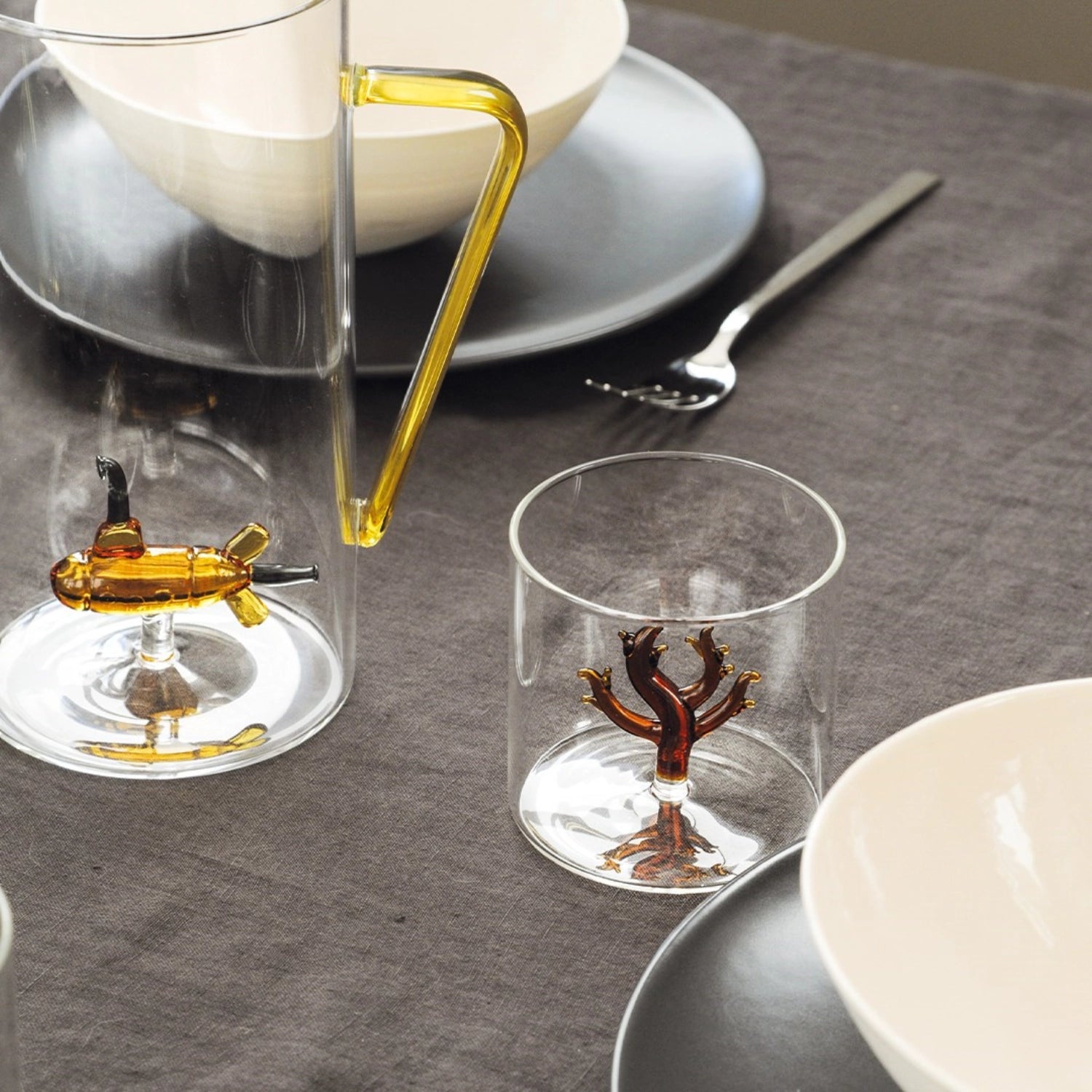 Stilvolles 250 ml Borosilikatglas in Koralle von Easy Life. Ideal für heiße und kalte Getränke, vereint Eleganz und Funktionalität.