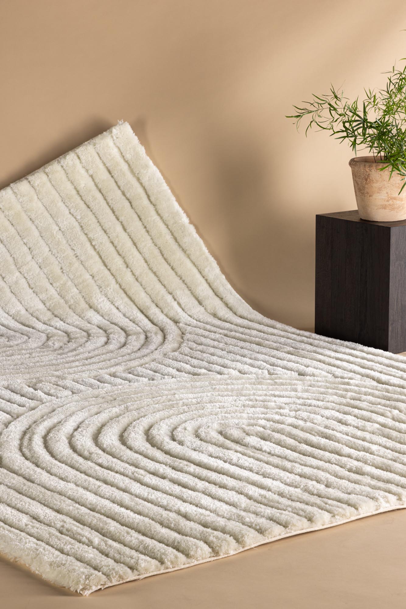 Entdecken Sie den Niklas Teppich von Venture Home – ein stilvolles, langlebiges Accessoire aus pflegeleichtem Polyester, das jedem Raum Eleganz verleiht.