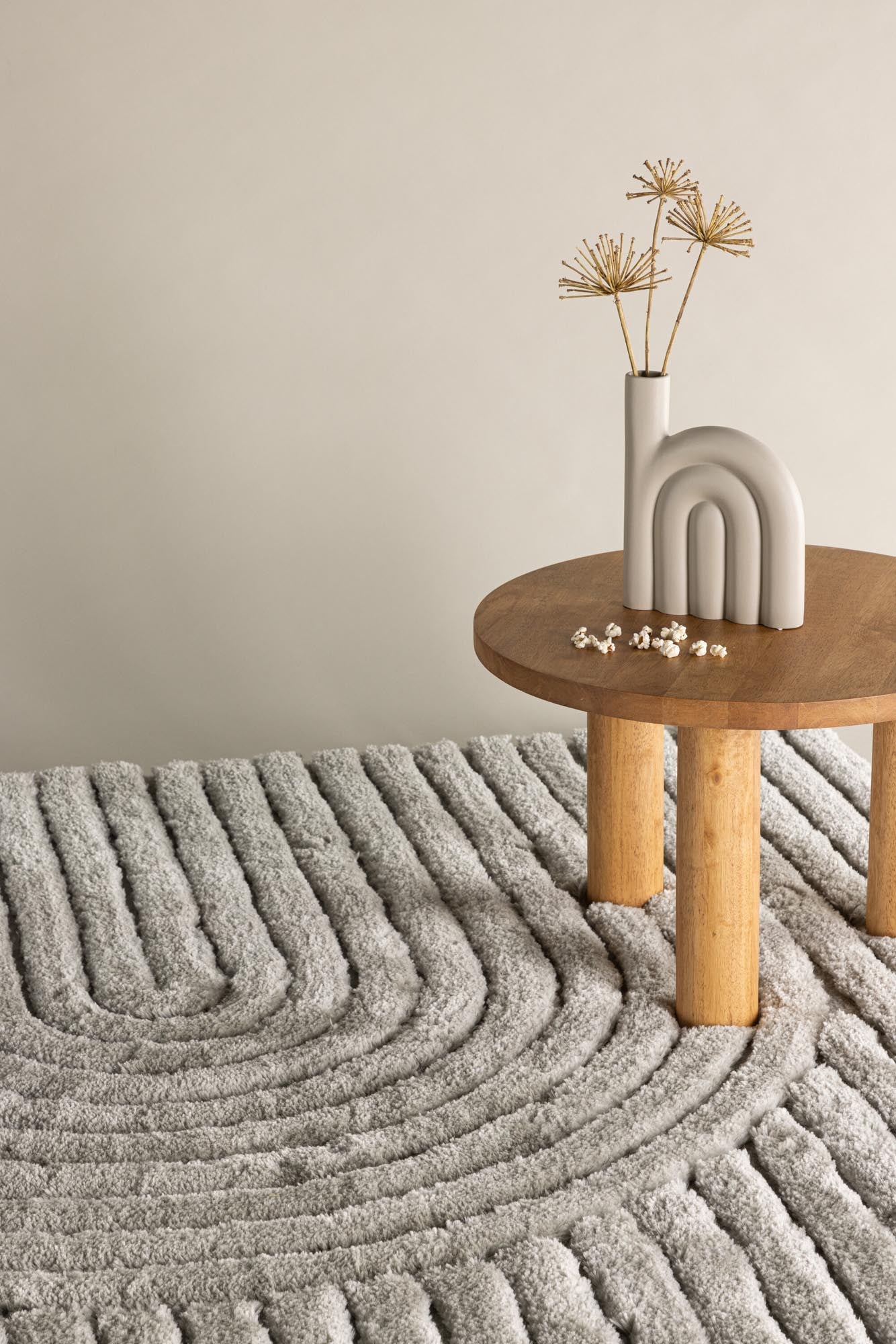 Entdecken Sie den Niklas Teppich von Venture Home – ein stilvolles, langlebiges Accessoire aus pflegeleichtem Polyester, das jedem Raum Eleganz verleiht.