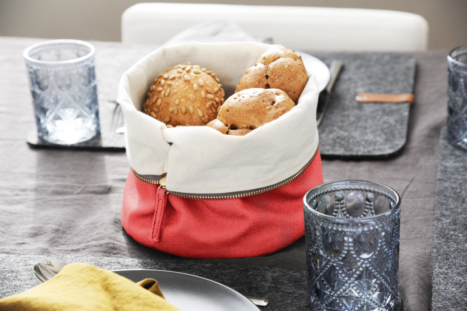 Die rote Brottasche aus Baumwolle von Easy Life hält Ihr Brot warm. Mit Kirschkern-Kissen für ein köstliches, frisches Servieren.