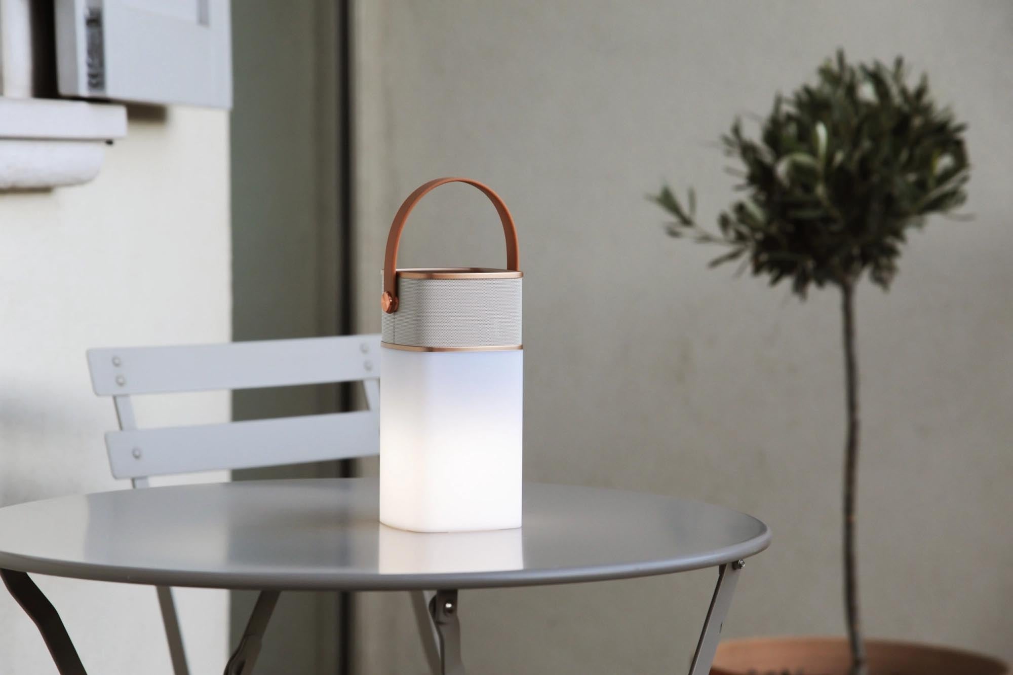 Goldener Bluetooth-Lautsprecher mit LED-Licht von Easy Life, kompakt.