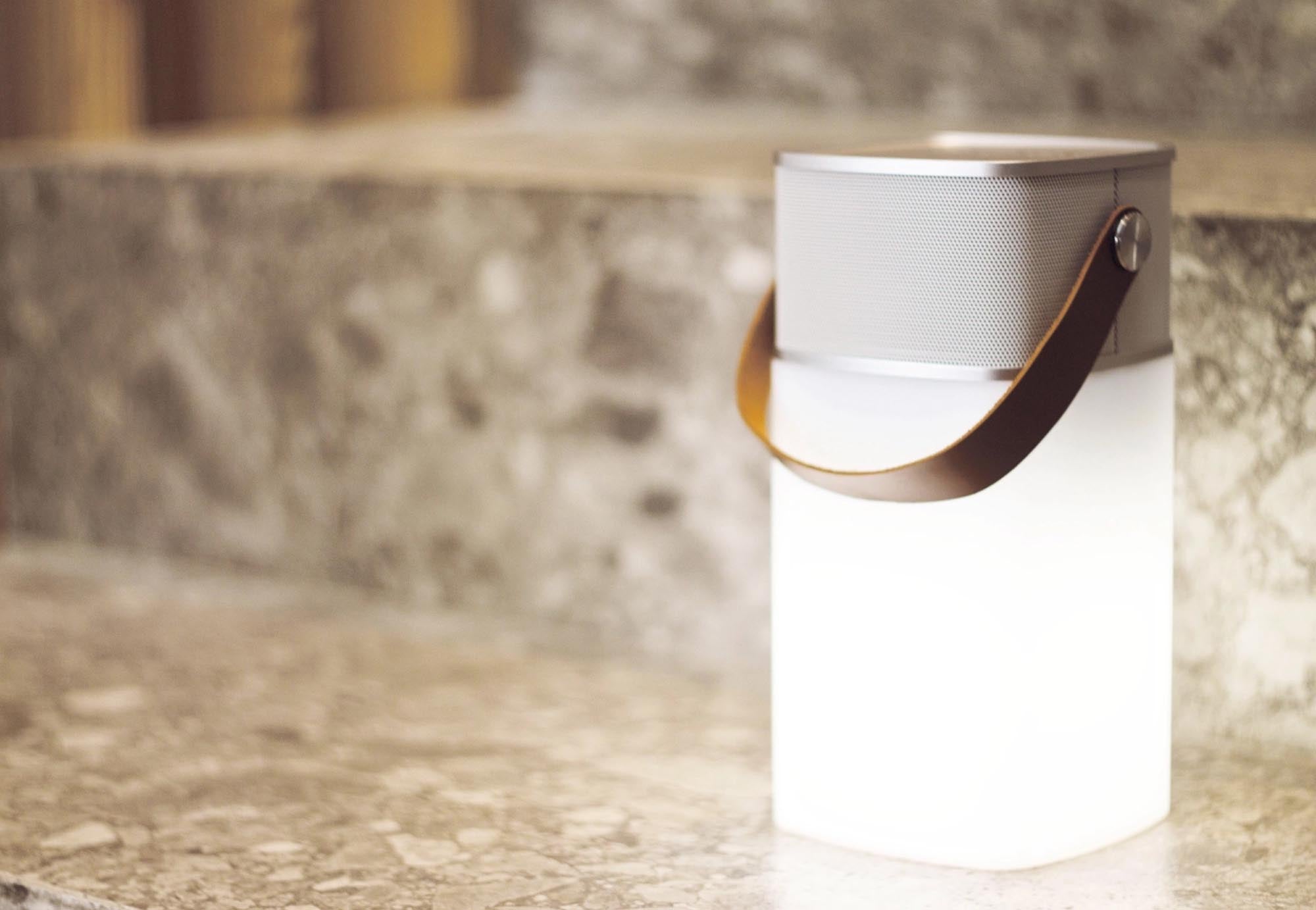 Stylischer Bluetooth-Lautsprecher mit LED-Licht von Easy Life. Kompakt, tragbar und ideal für jede Gelegenheit – für perfekten Sound und stimmungsvolle Atmosphäre!