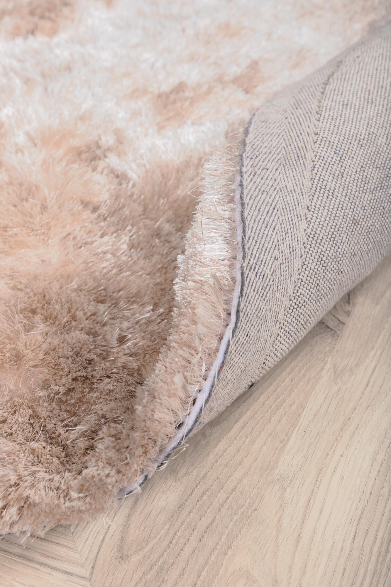 Shiva Teppich in Sekt präsentiert im Onlineshop von KAQTU Design AG. Teppich ist von Venture Home