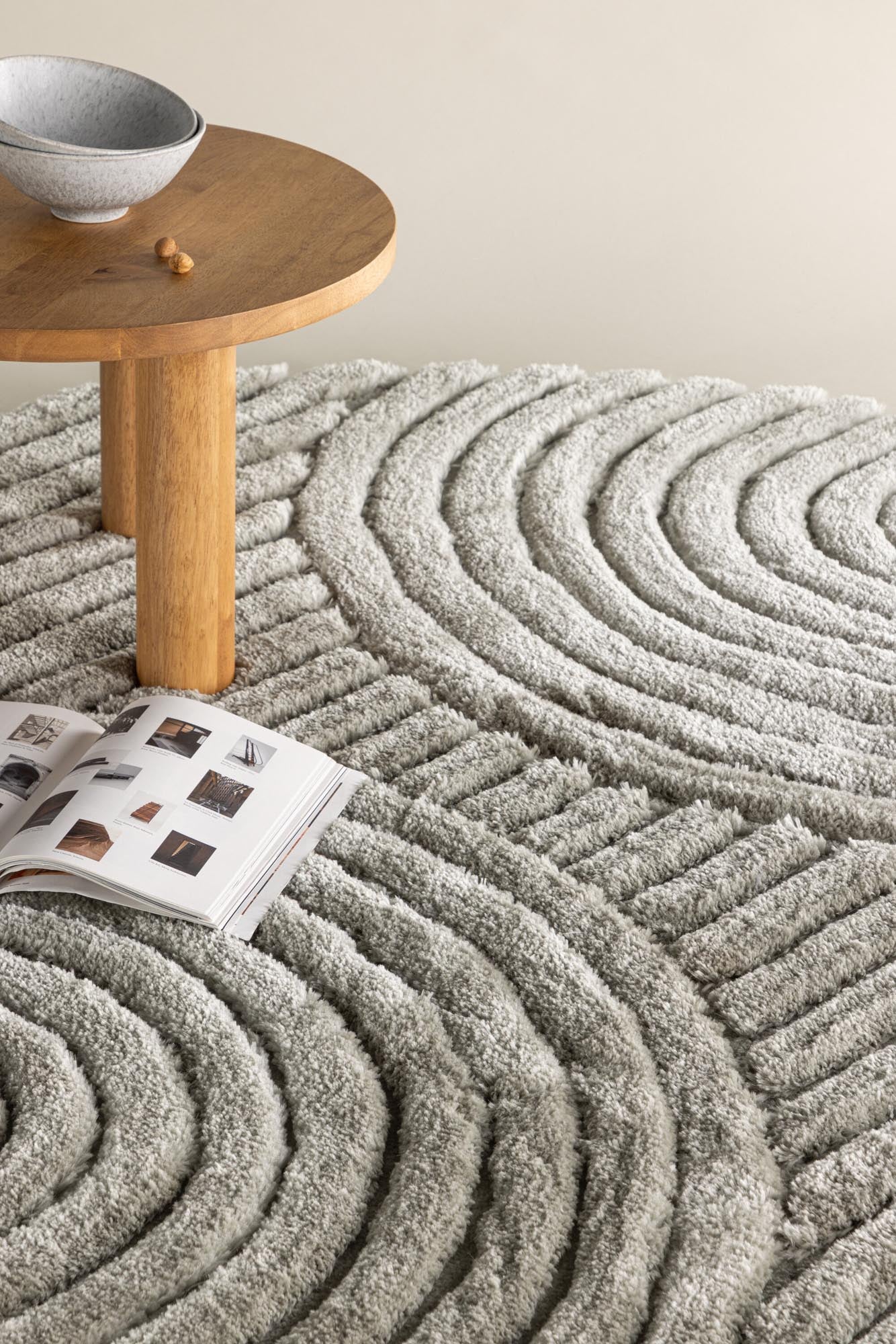 Entdecken Sie den Niklas Teppich von Venture Home: Langlebig, pflegeleicht und mit ansprechendem Rippenmuster in warmem Greige für jeden Einrichtungsstil.