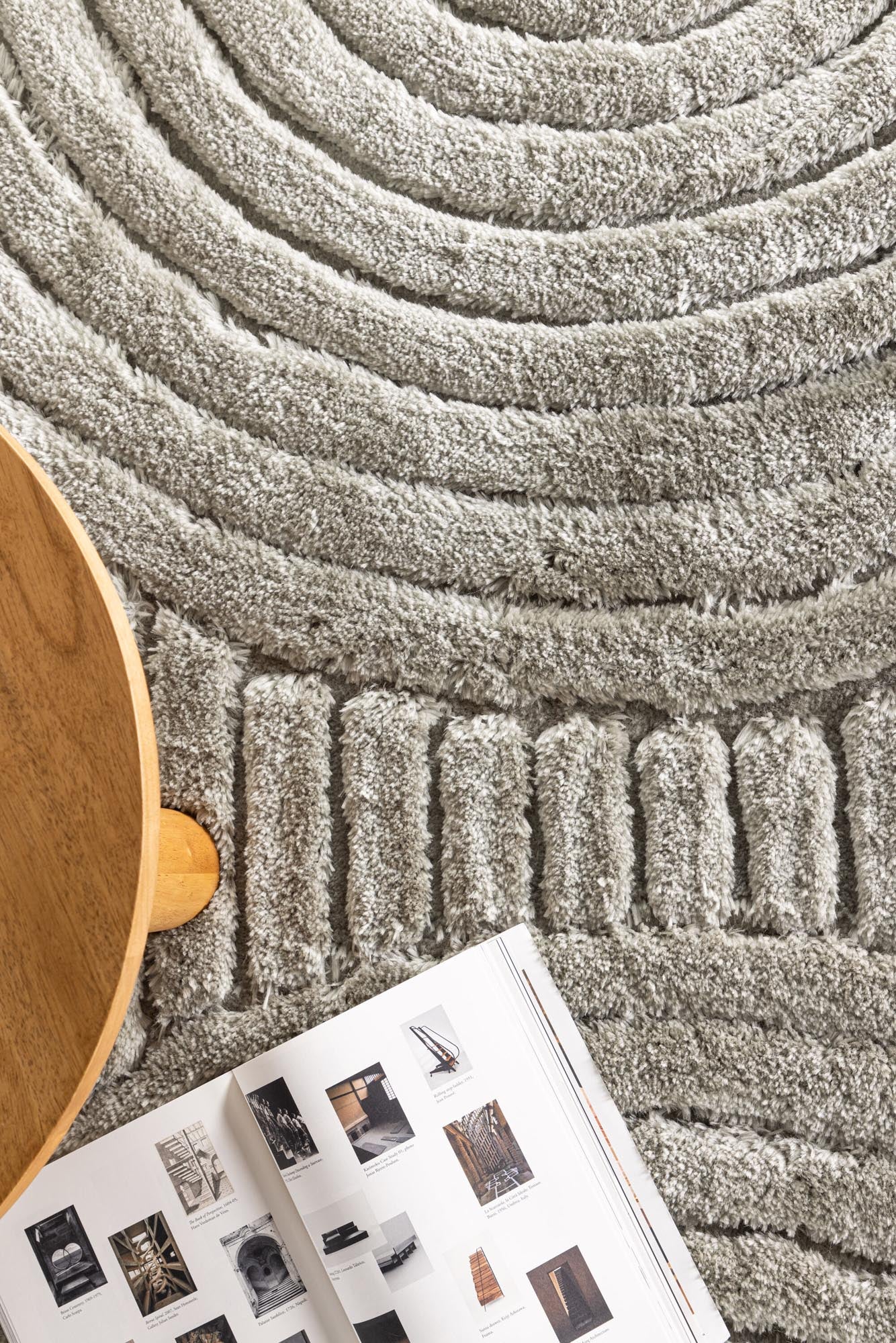 Niklas Teppich: Stilvoller Polyester-Teppich mit Rippenmuster in Greige, langlebig, pflegeleicht, ideal für jeden Wohnstil.