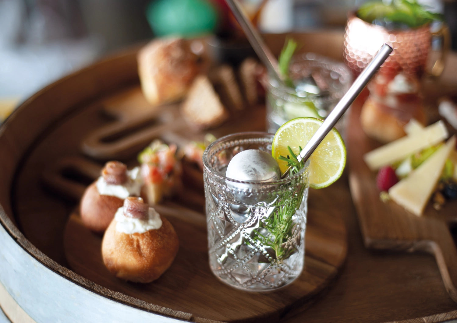 Genießen Sie Ihre Drinks ohne Verwässerung! Das 4er Set Edelstahl-Eiswürfel von Easy Life kommt in einer stilvollen Samttasche und ist spülmaschinengeeignet.