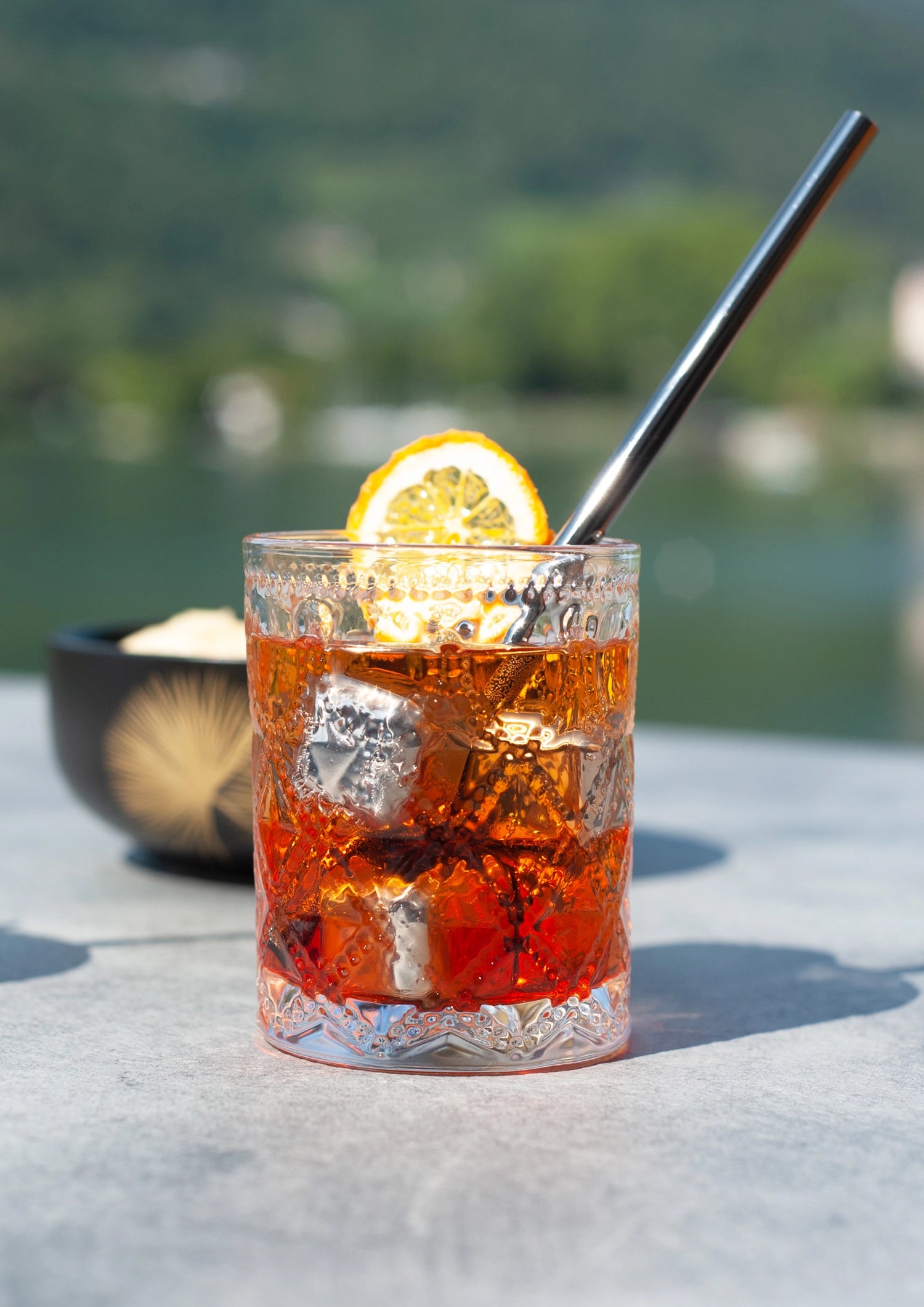 Genießen Sie Ihre Drinks mit den Edelstahl-Eiswürfeln im 6er Set. Ideal für kühle Cocktails ohne Verwässerung, inklusive stilvoller Samttasche.