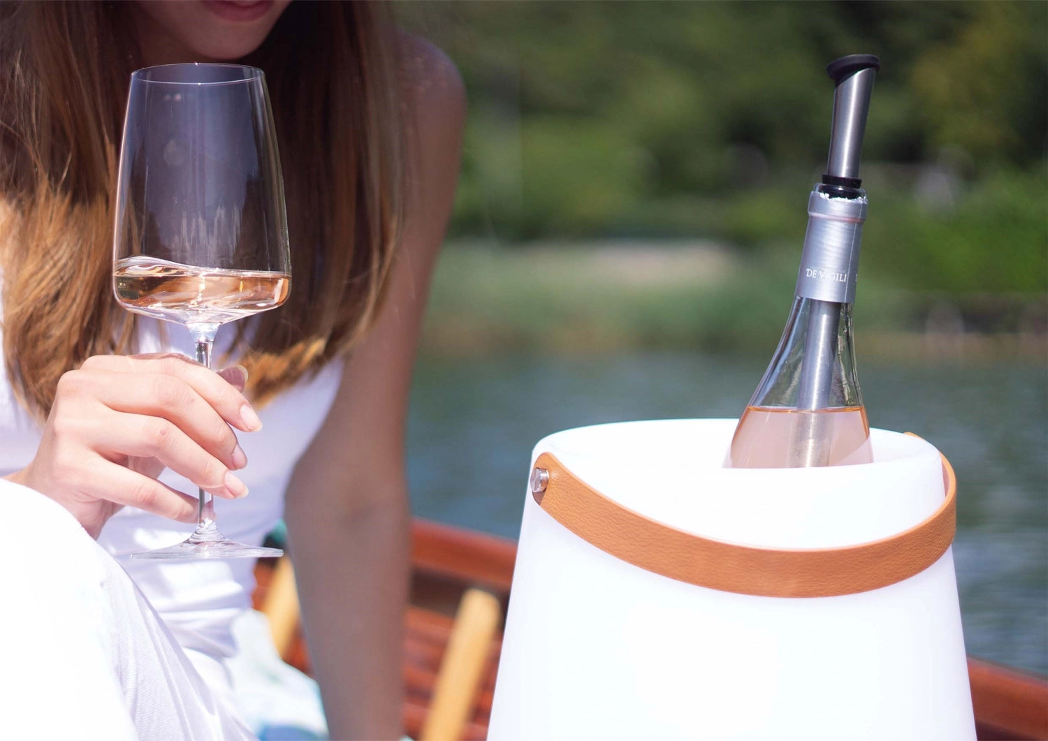 Stilvoller Weinausgiesser mit integriertem Flaschenkühler von Easy Life: Hochwertiger Edelstahl, für perfekten Weingenuss bei idealer Temperatur.