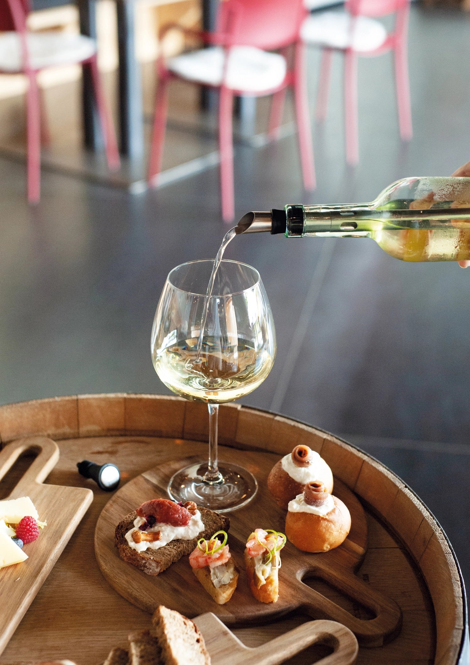 Eleganter Weinausgiesser mit Flaschenkühler von Easy Life: Hochwertiger Edelstahl, tropffreies Einschenken und optimale Weintemperatur für jeden Anlass.