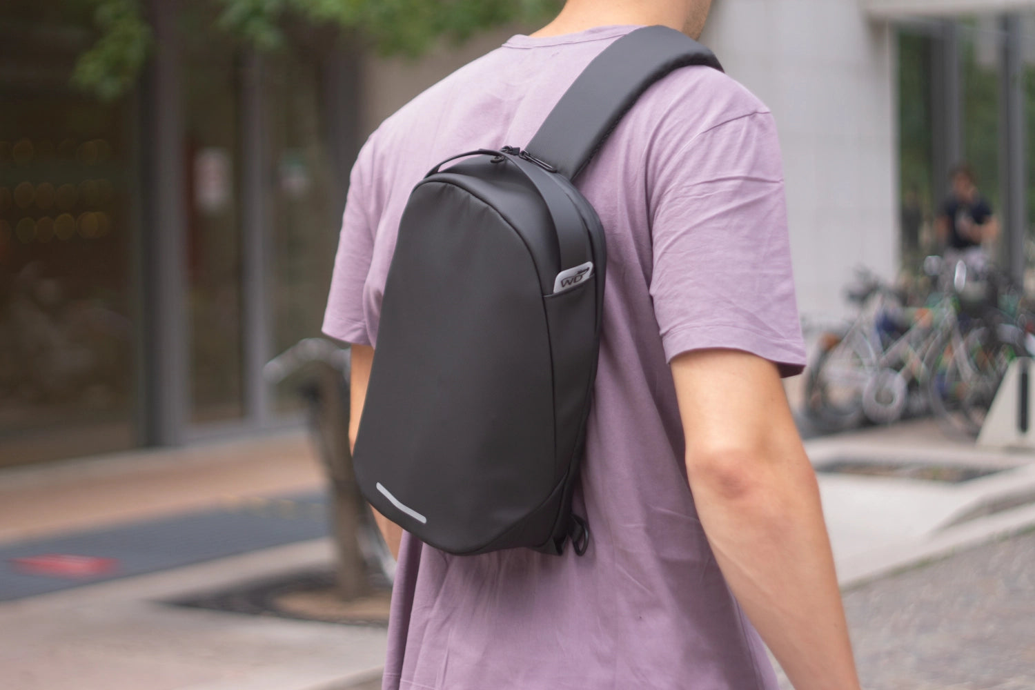 Der City Life SLING Rucksack aus RPET vereint Nachhaltigkeit und Stil. Mit 8 Litern Volumen und durchdachten Fächern ist er ideal für den Alltag.