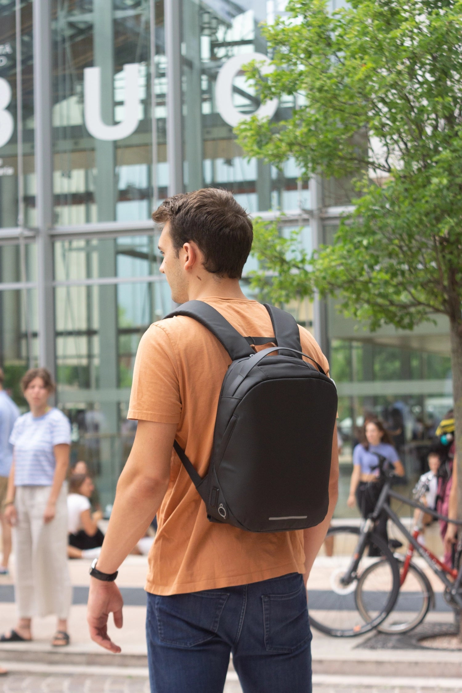 Erleben Sie den City Life COMPACT-Rucksack aus RPET: stilvoll, umweltfreundlich und ideal für den Alltag. 11l, 28x12x38cm.