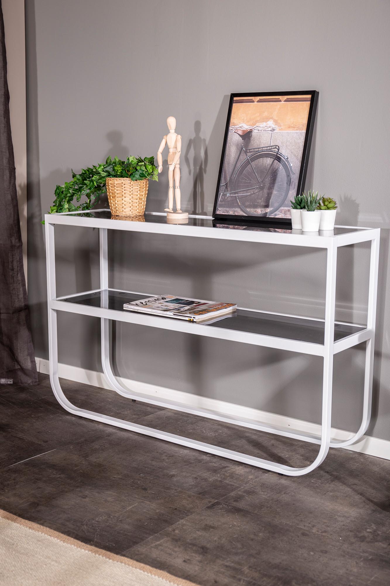 Moderner Rocker Beistelltisch von Venture Home, kombiniert stilvolles Schwarz mit edlem Rauchglas für jeden Raum.