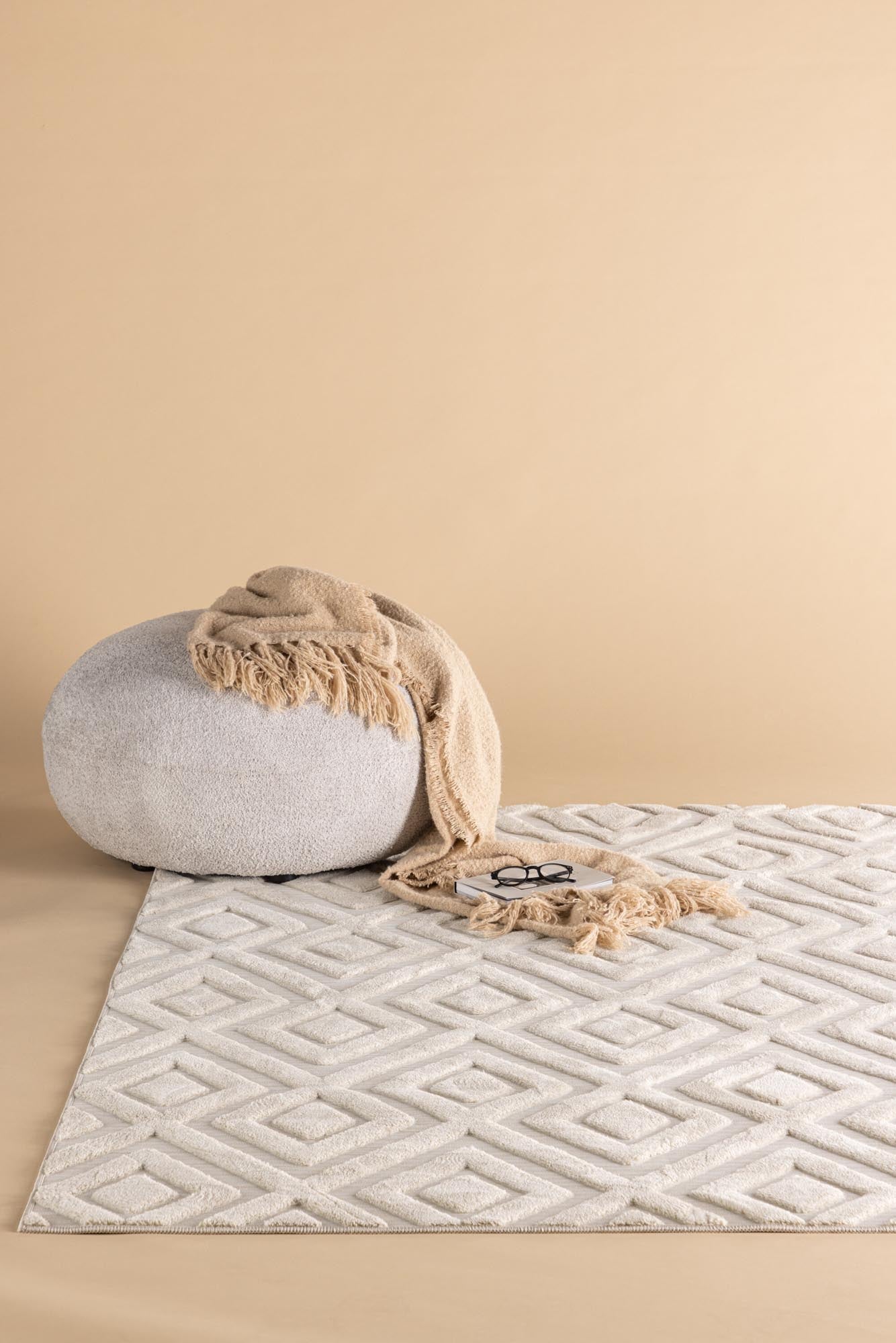 Pia Teppich von Venture Home: Stilvoller, langlebiger Teppich in schneeweiss für einladende Räume und modernen Komfort.