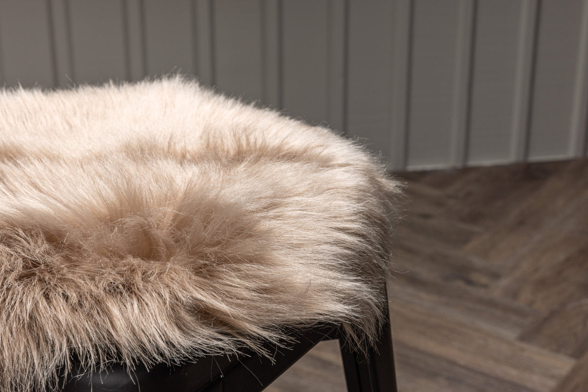 Katy Kissen in Braun präsentiert im Onlineshop von KAQTU Design AG. Sitzkissen ist von Venture Home