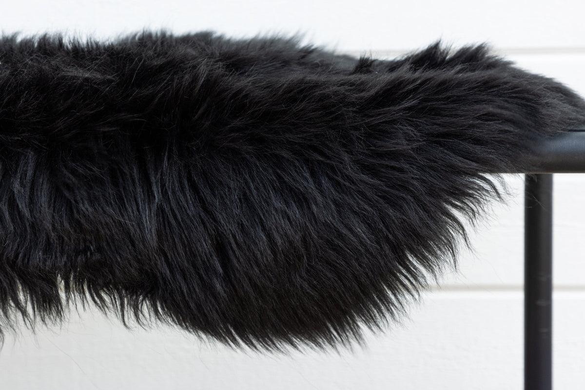 Katy Decke in Schwarz präsentiert im Onlineshop von KAQTU Design AG. Fell ist von Venture Home