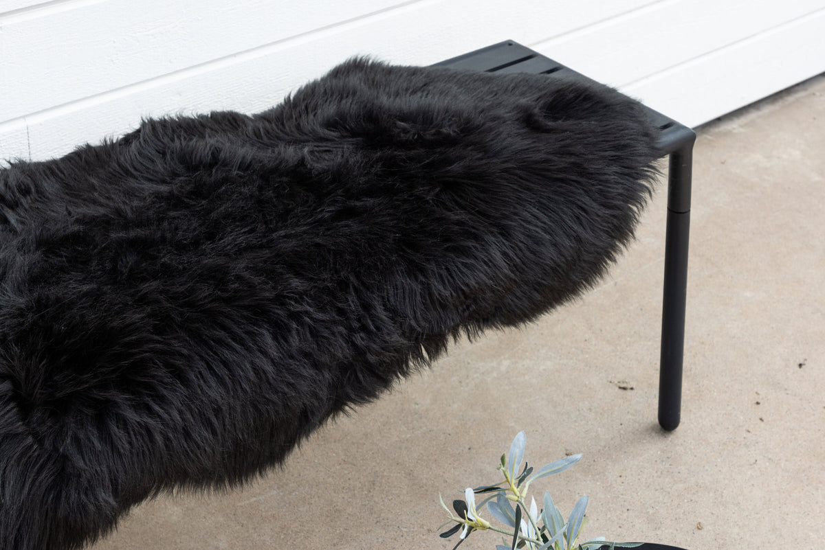 Katy Decke in Schwarz präsentiert im Onlineshop von KAQTU Design AG. Fell ist von Venture Home