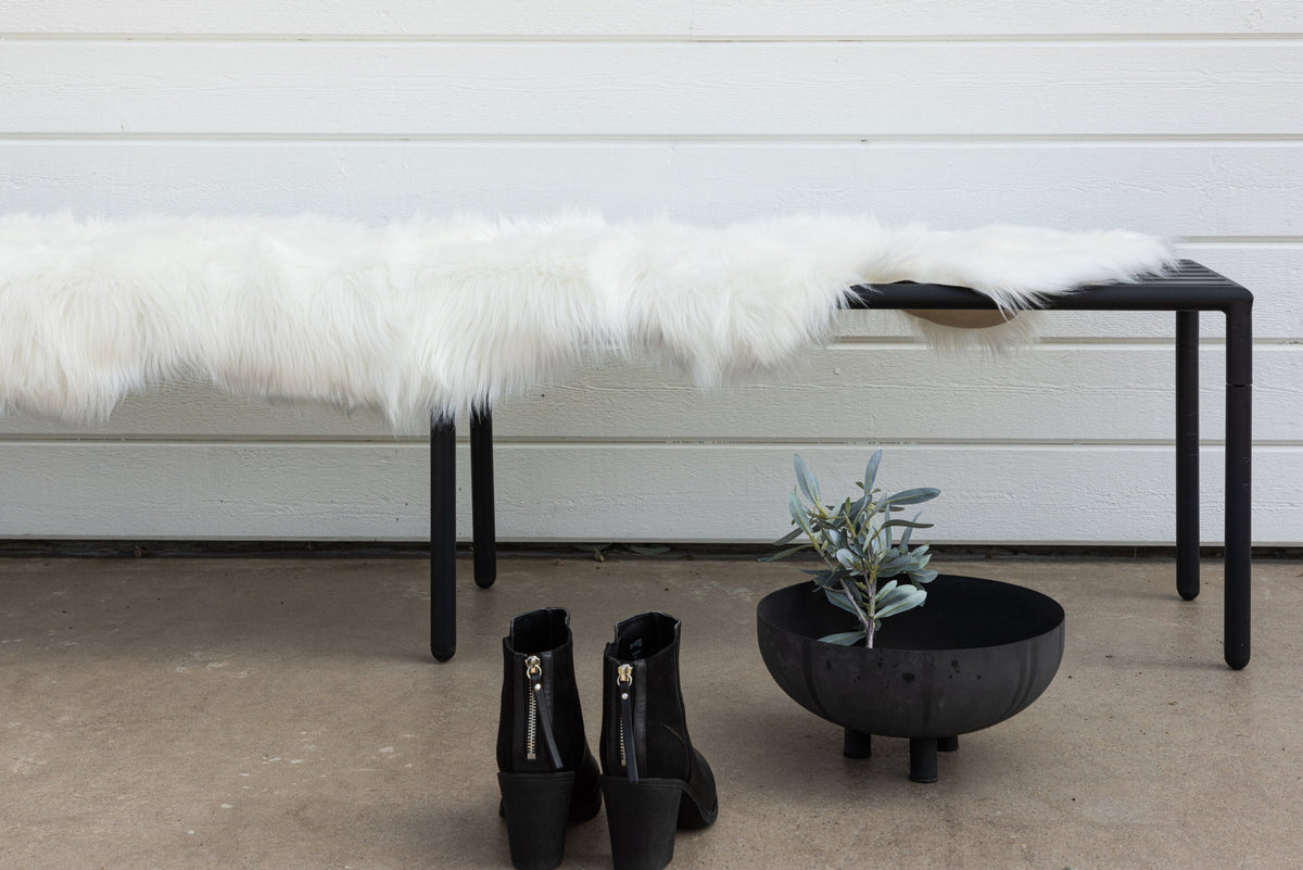 Katy Decke in Weiss präsentiert im Onlineshop von KAQTU Design AG. Fell ist von Venture Home