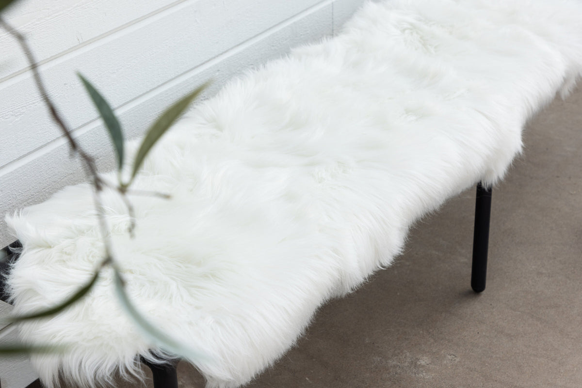 Katy Decke in Weiss präsentiert im Onlineshop von KAQTU Design AG. Fell ist von Venture Home