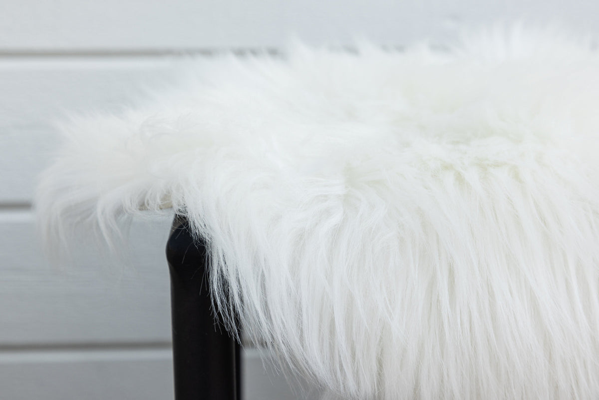 Katy Decke in Weiss präsentiert im Onlineshop von KAQTU Design AG. Fell ist von Venture Home