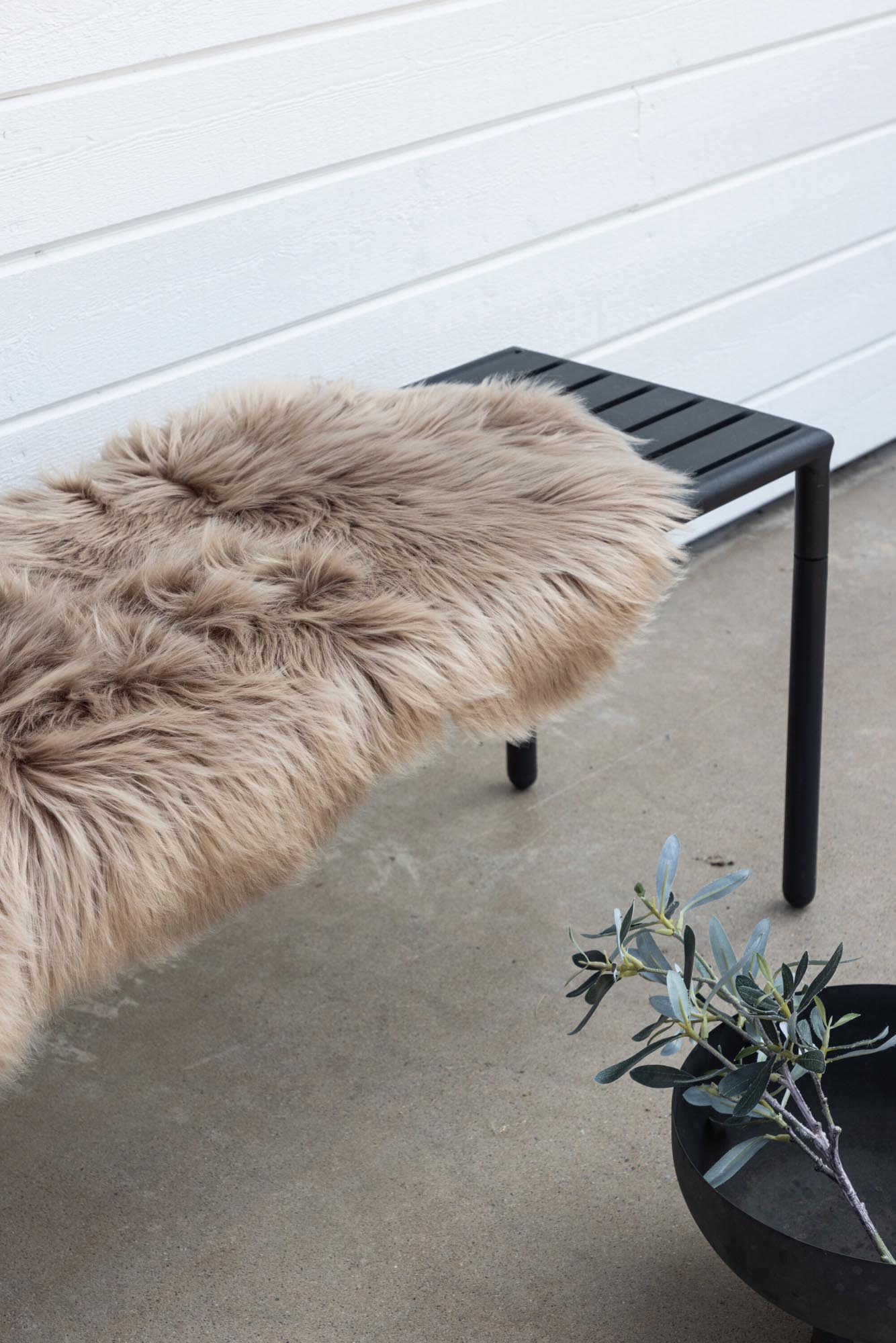 Entdecken Sie die Katy Decke von Venture Home: Weiche, langlebige Acryl-Decke in warmem Beige, perfekt für einladende Wohnräume.