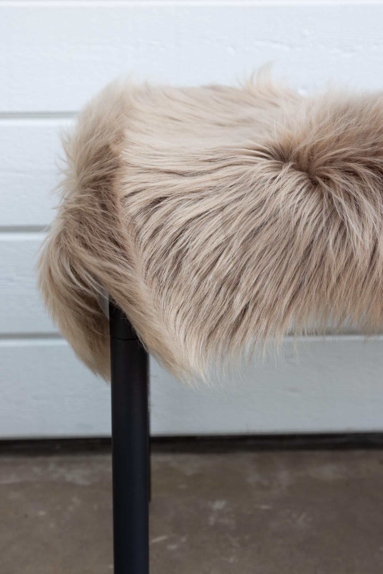 Die Katy Decke von Venture Home vereint Stil und Funktionalität: Pflegeleicht, weich und in elegantem Beige, ideal für jedes Zuhause.