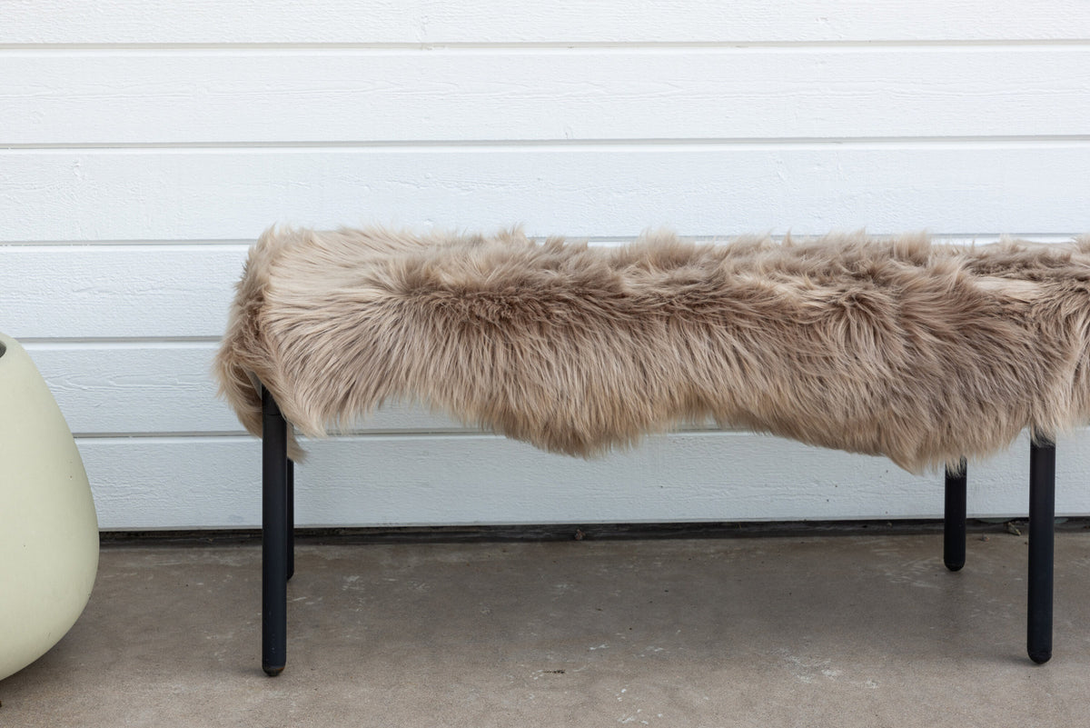 Katy Decke in Braun präsentiert im Onlineshop von KAQTU Design AG. Fell ist von Venture Home