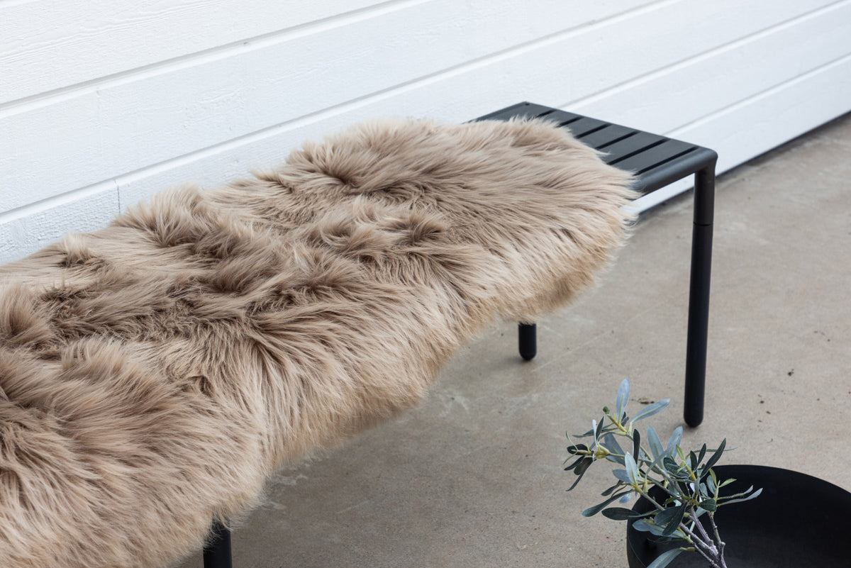 Katy Decke in Braun präsentiert im Onlineshop von KAQTU Design AG. Fell ist von Venture Home