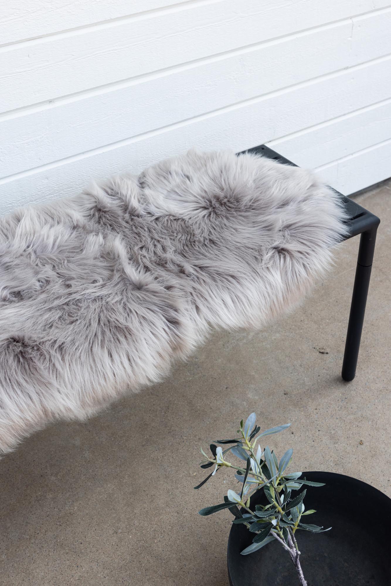 Entdecken Sie die Katy Decke von Venture Home – eine elegante, beige Acryl-Decke, die Wärme und Stil in Ihr Zuhause bringt.