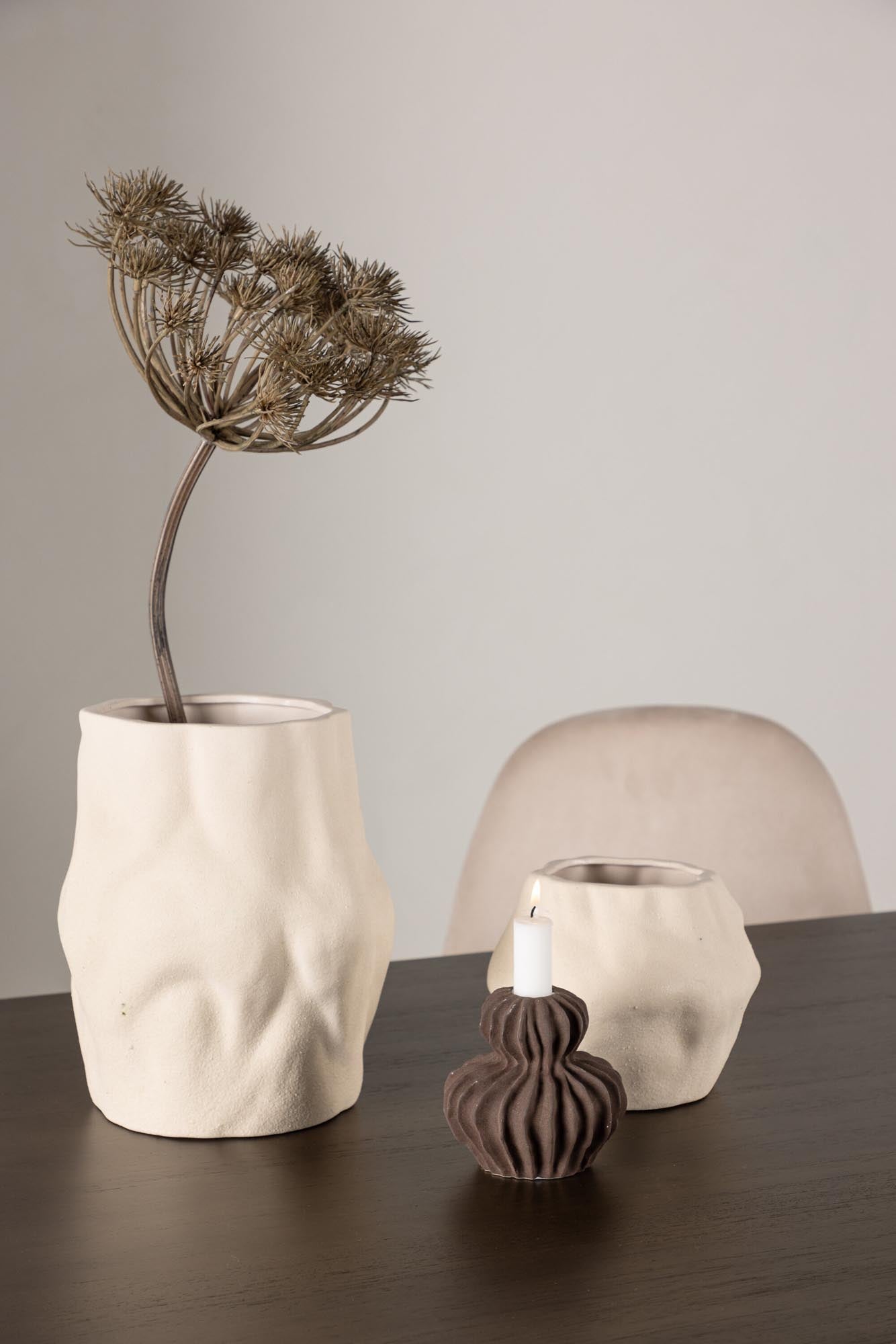 Eleganter Kaseindon Tisch von Venture Home mit runder Form und robuster Gummiholz-Oberfläche für stilvolle Essbereiche.