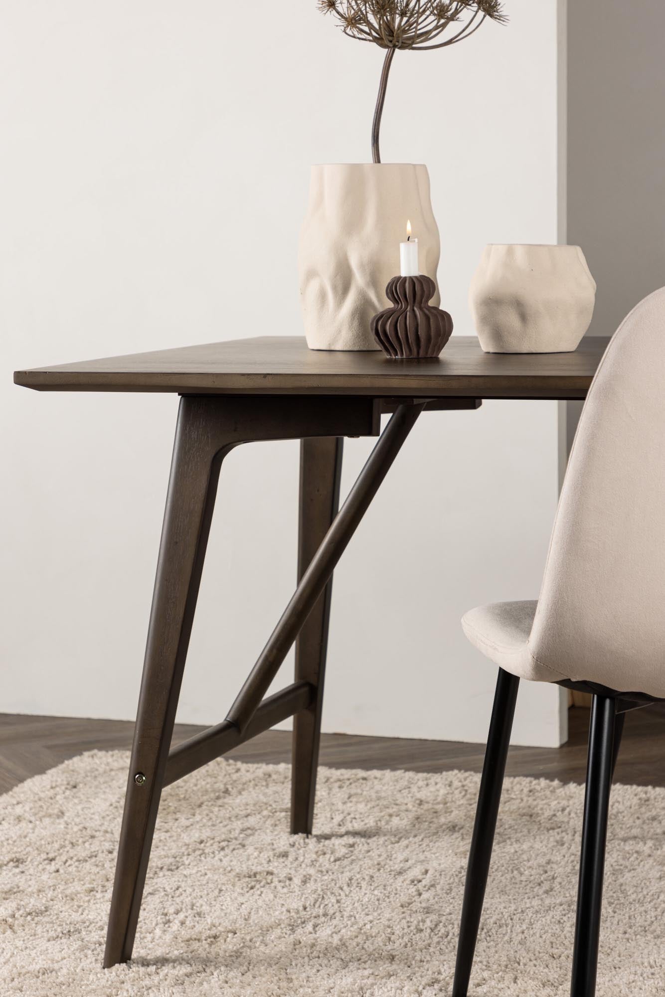 Moderner Kaseindon Tisch von Venture Home mit runder MDF-Tischplatte und stabilen Beinen, ideal für gesellige Esszimmer.