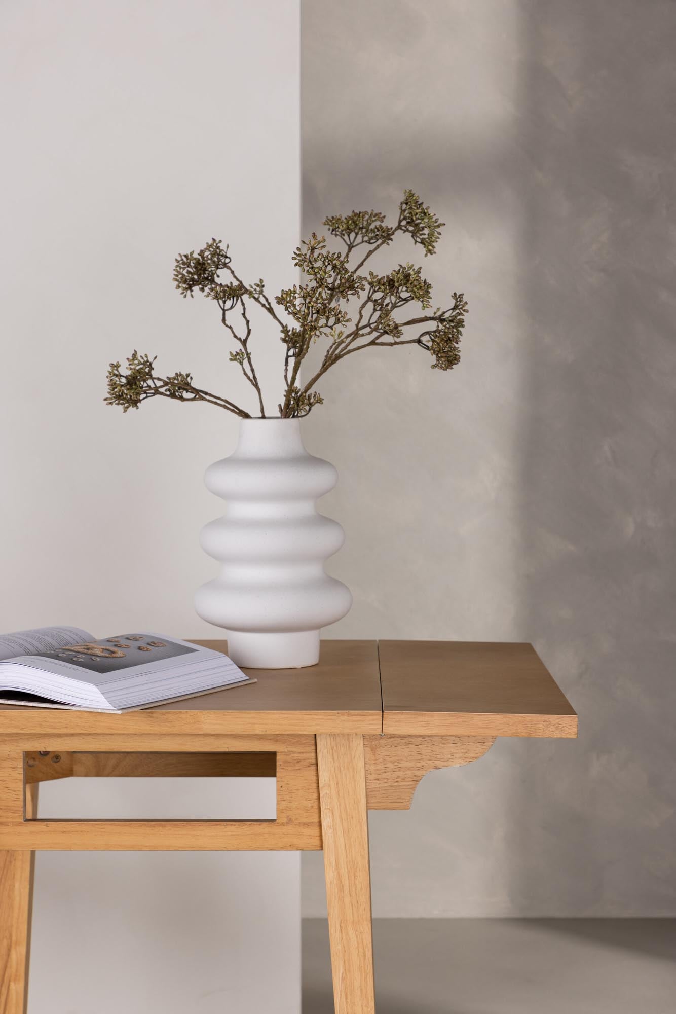 Entdecken Sie den Yakidon Tisch von Venture Home: eleganter, erweiterbarer Esstisch aus Gummiholz mit MDF-Optik und Eichenfinish, perfekt für jeden Anlass.