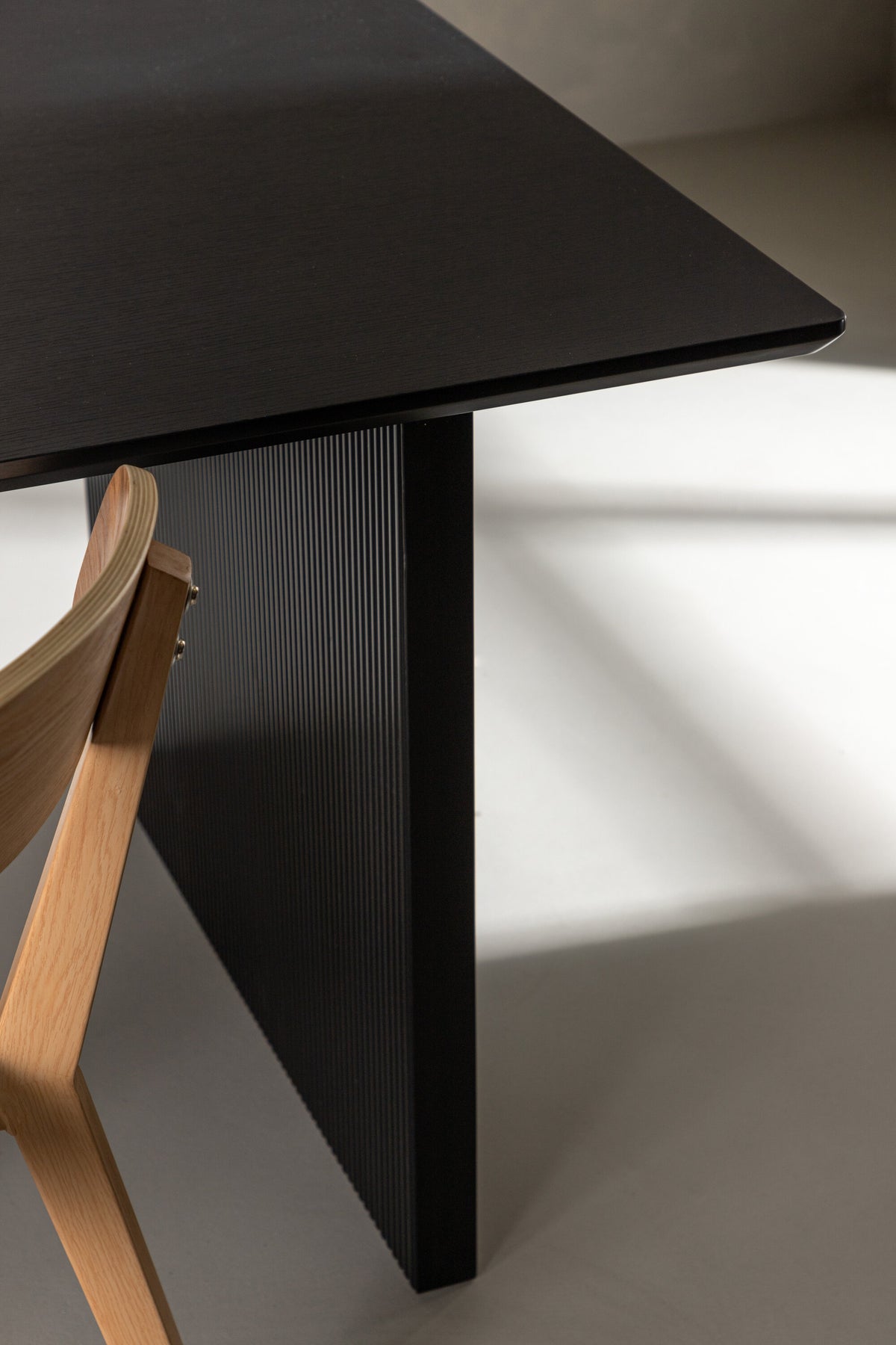 Vail Esstisch in Schwarz präsentiert im Onlineshop von KAQTU Design AG. Esstisch ist von Venture Home