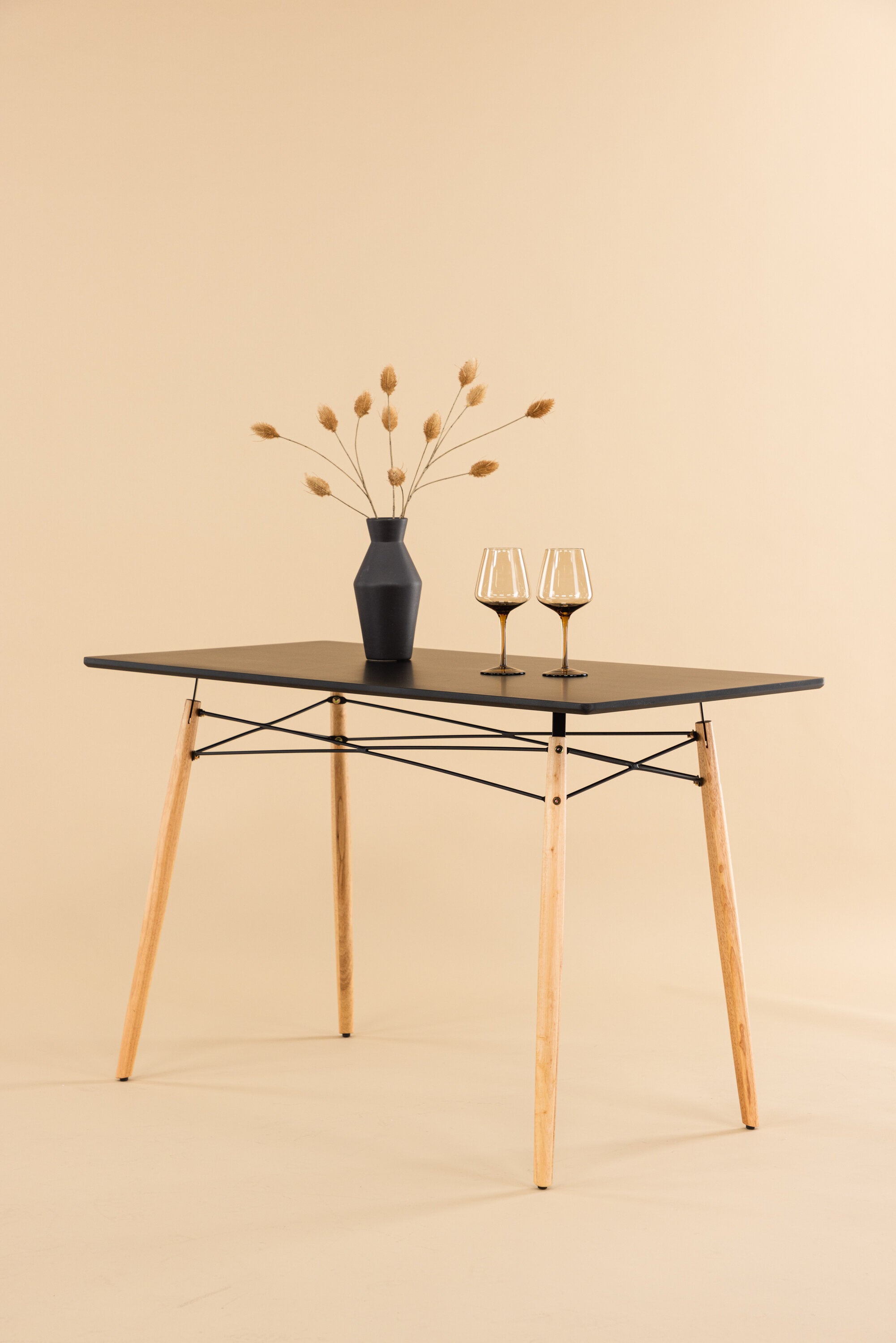 Danburi Tisch in Schwarz präsentiert im Onlineshop von KAQTU Design AG. Gartentisch ist von Venture Home