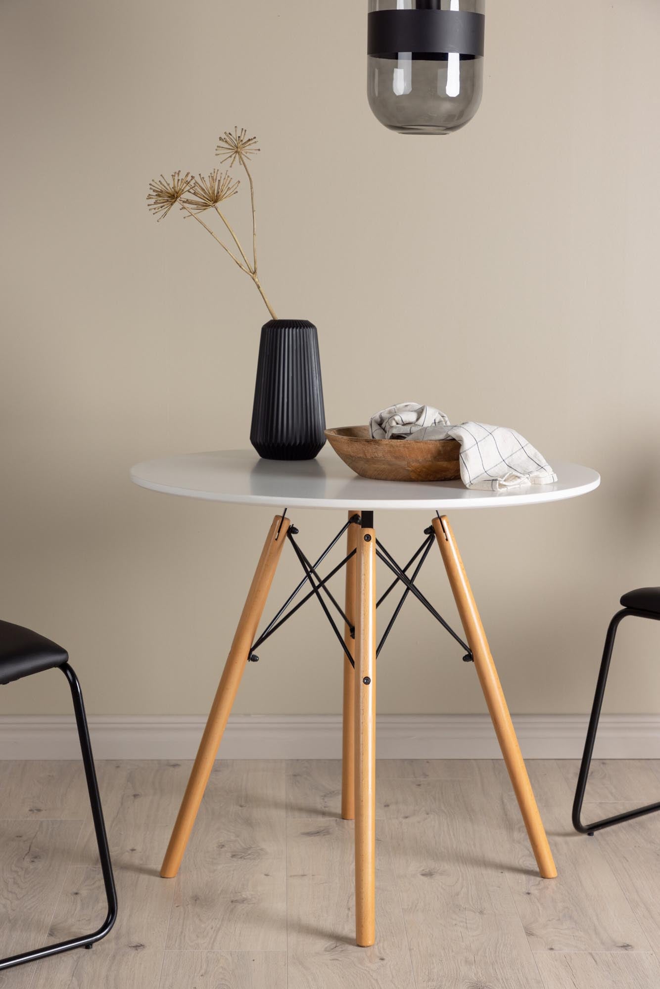 Der Danburi Esstisch von Venture Home vereint stilvolles Design mit Funktionalität. Ideal für gesellige Runden und moderne Esszimmer.