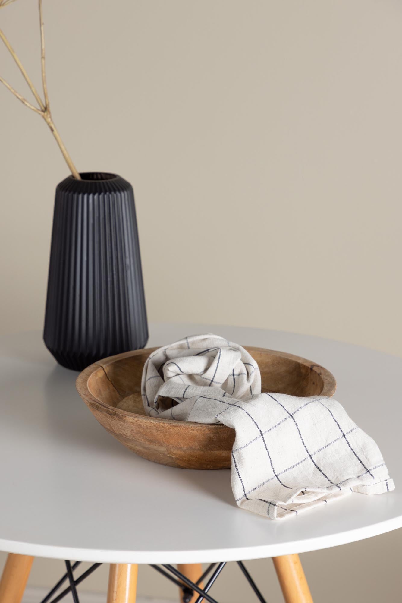 Moderner runder Esstisch aus MDF mit stabilen Buchenholzbeinen und eleganten Stahlakzenten – ideal für gesellige Abende mit Familie und Freunden.