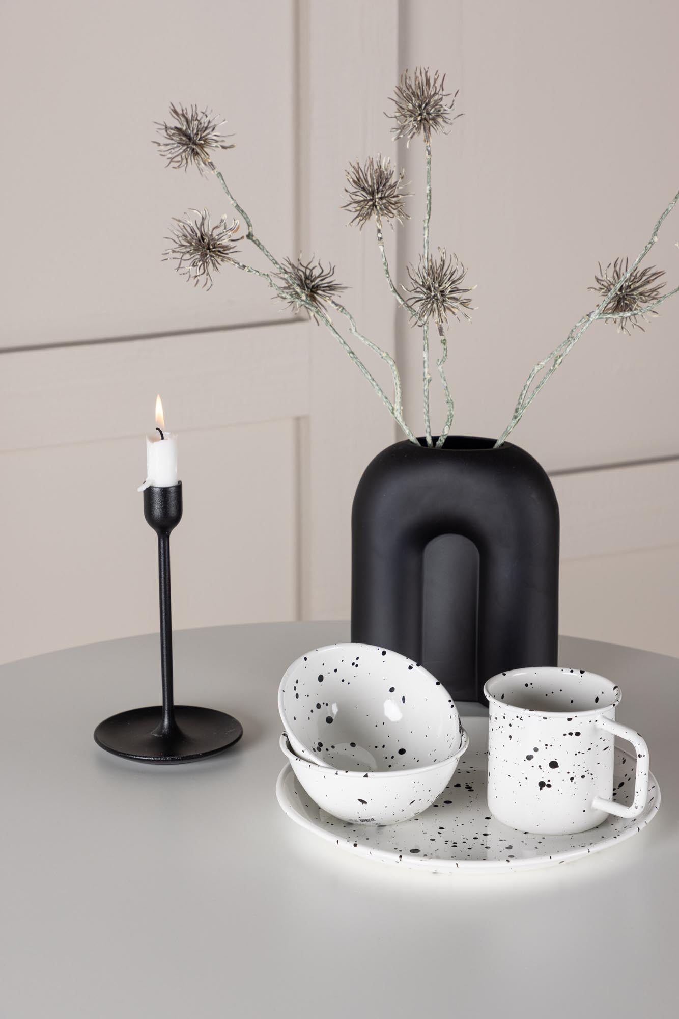 Stilvoller Hamden Tisch von Venture Home: runde, hellgraue MDF-Platte und robustes weißes Stahlgestell. Perfekt für gemütliche Esszimmer!