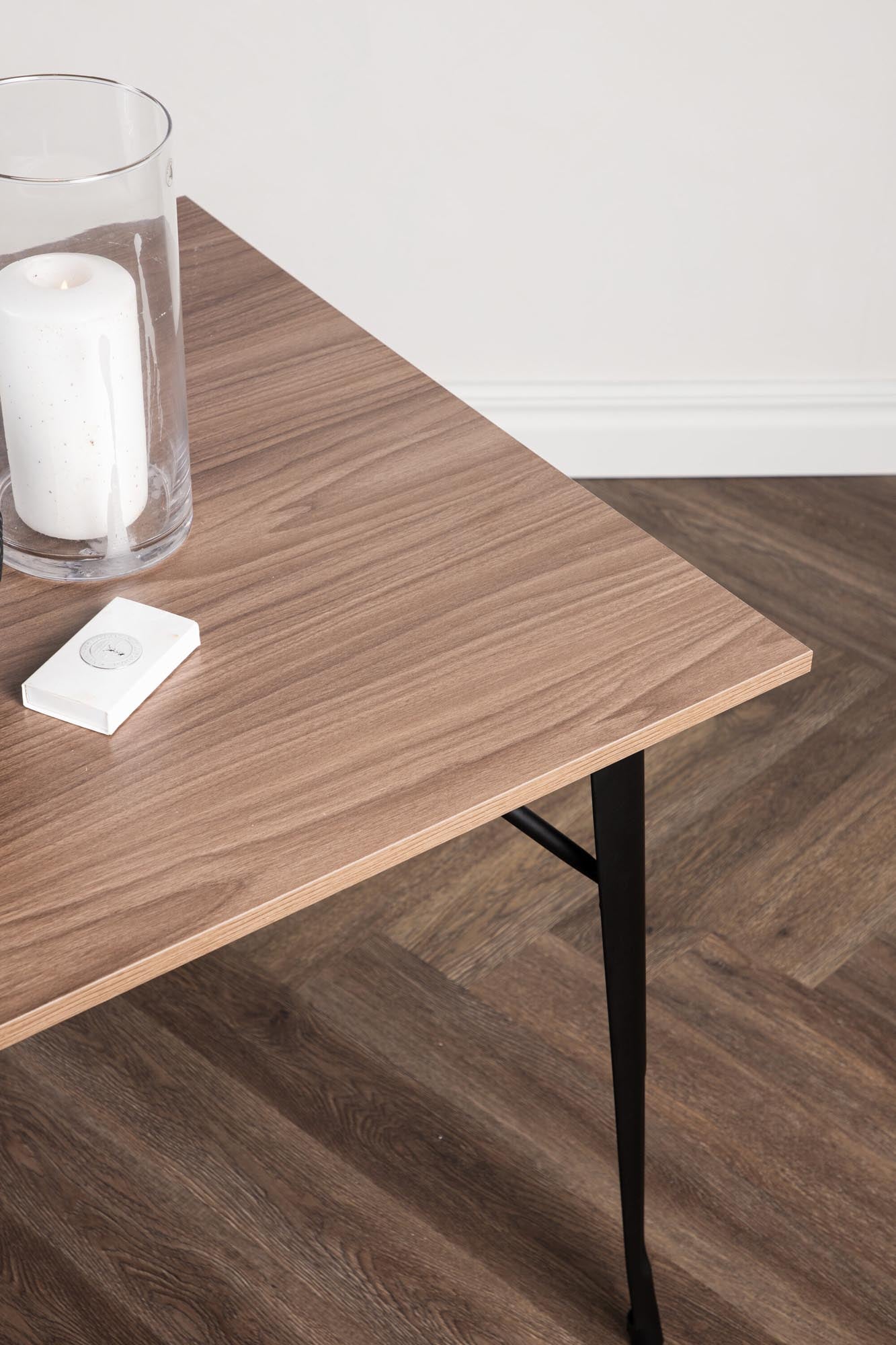 Tempe Tisch von Venture Home: Zeitloses Design für jeden Raum.