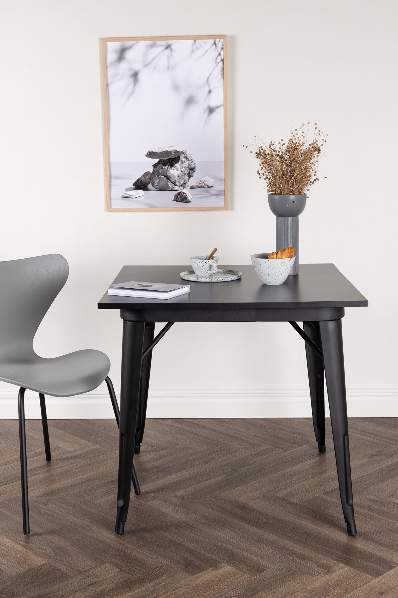 Der Tempe Tisch von Venture Home: Elegantes Walnuss-MDF, stabile schwarze Metallbeine, skandinavisches Design, ideal für gesellige Anlässe.