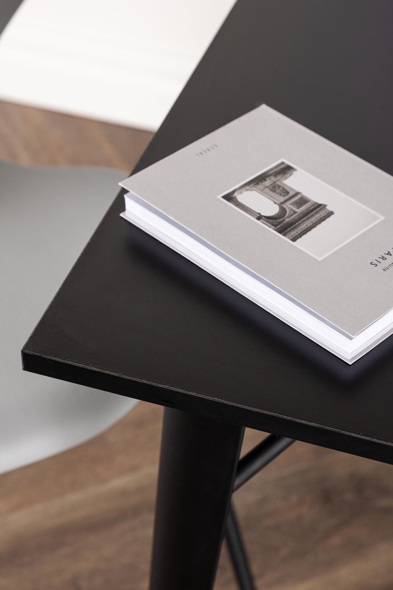 Erleben Sie den Tempe Tisch von Venture Home: Elegantes Walnuss-MDF, stabile Metallbeine, ideal für gesellige Abende und stilvolle Essbereiche.