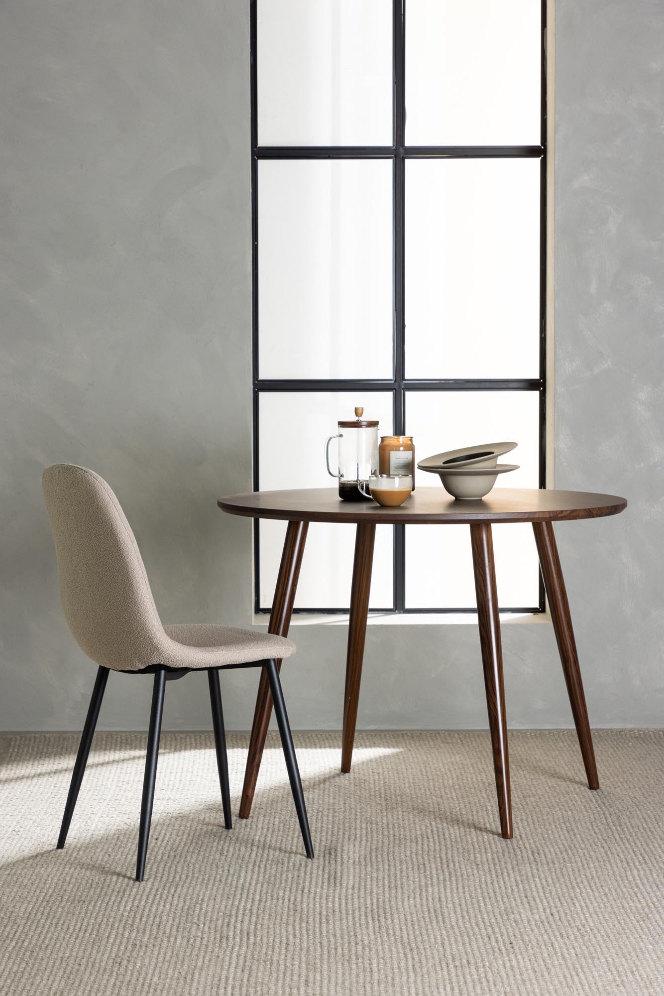 Der Sanford Tisch von Venture Home: Elegantes Design, robustes MDF, ideal für gesellige Runden. Skandinavische Eleganz für Ihr Zuhause.