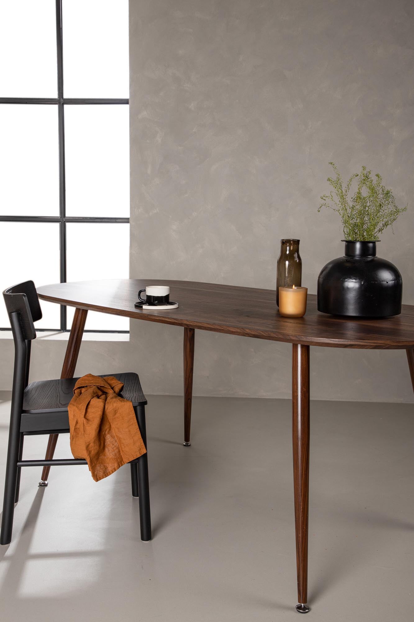 Eleganter Sanford Esstisch 180x90cm von Venture Home, ideal für gesellige Runden und stilvolle Esszimmergestaltung.