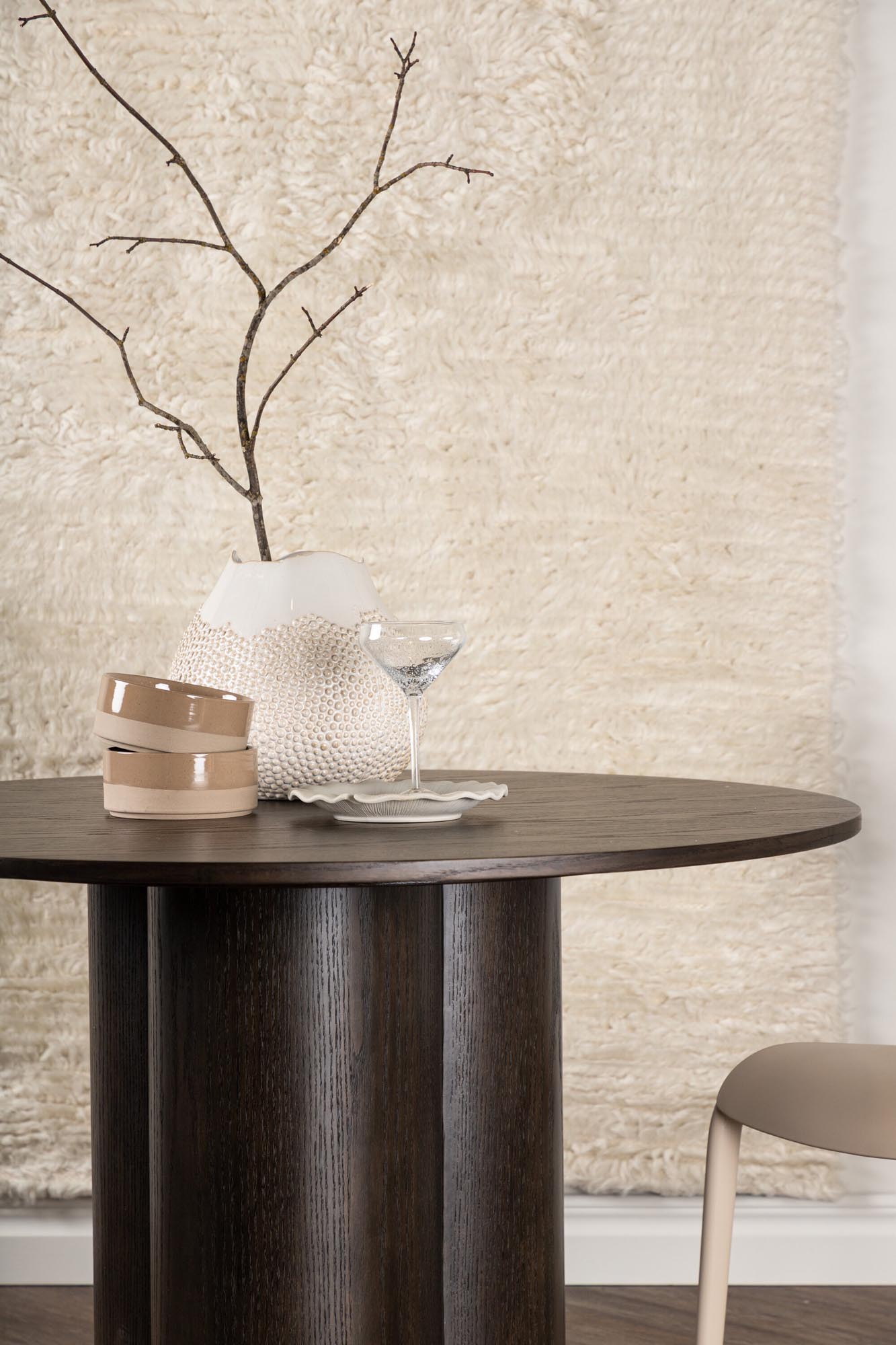 Der Olivia Esstisch von Venture Home kombiniert modernes Design mit Qualität, perfekt für elegante und zeitgemässe Esszimmer.