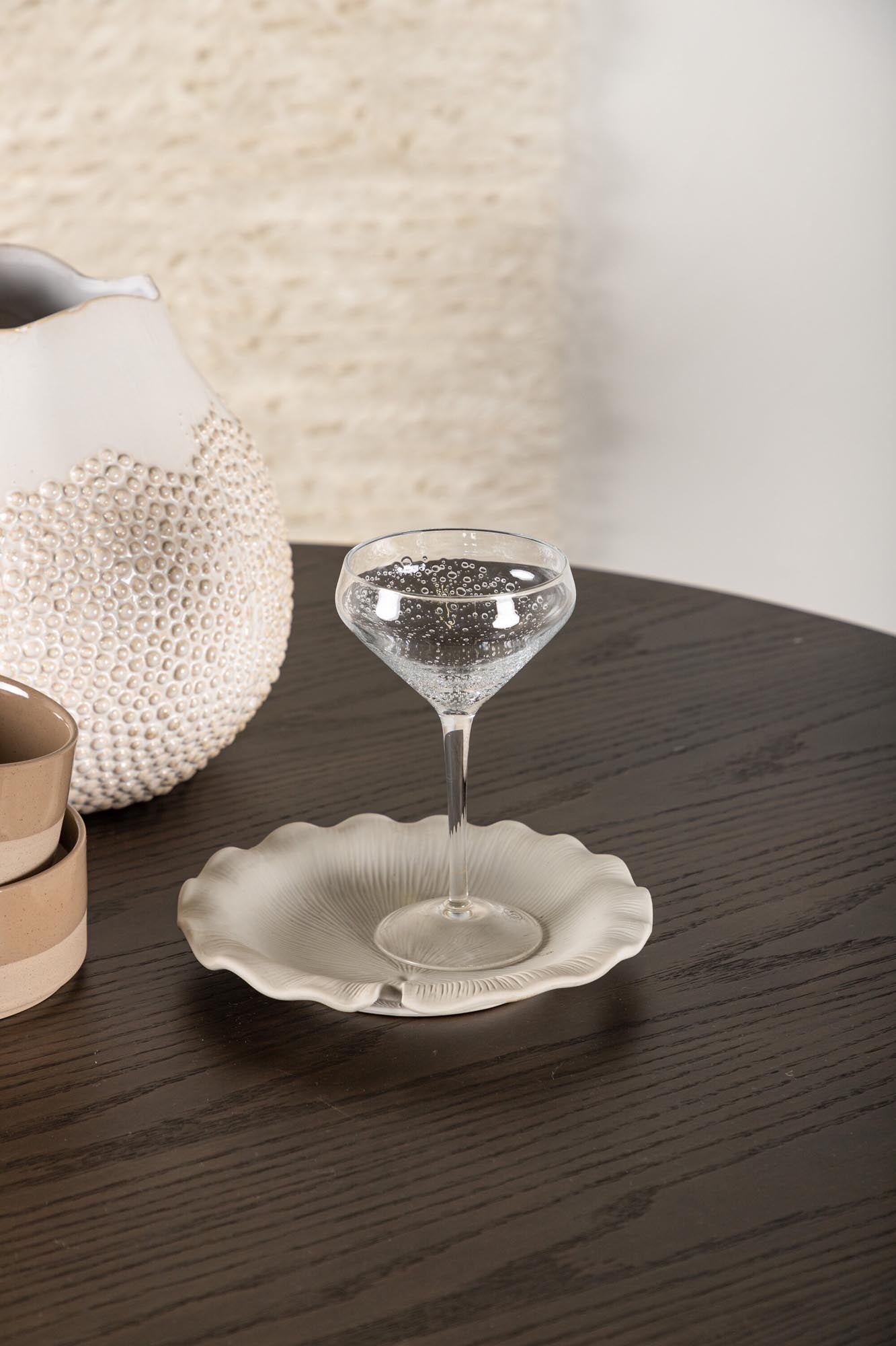 Der Olivia Esstisch von Venture Home bietet stilvolles Design und hochwertige Verarbeitung für moderne Esszimmer.