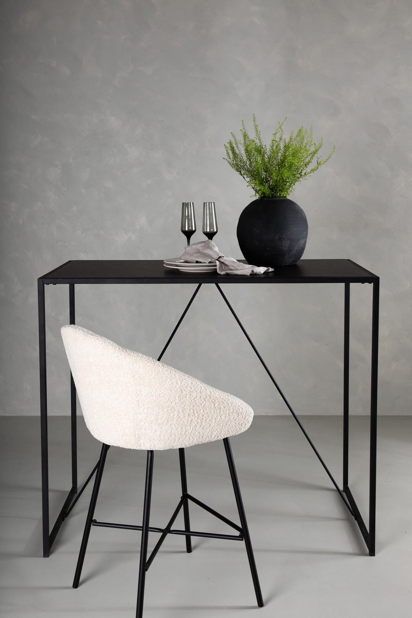 Entdecken Sie den stilvollen Brea Bartisch von Venture Home: skandinavisches Design, pflegeleichte MDF-Oberfläche und stabiler Stahlrahmen für gesellige Momente.