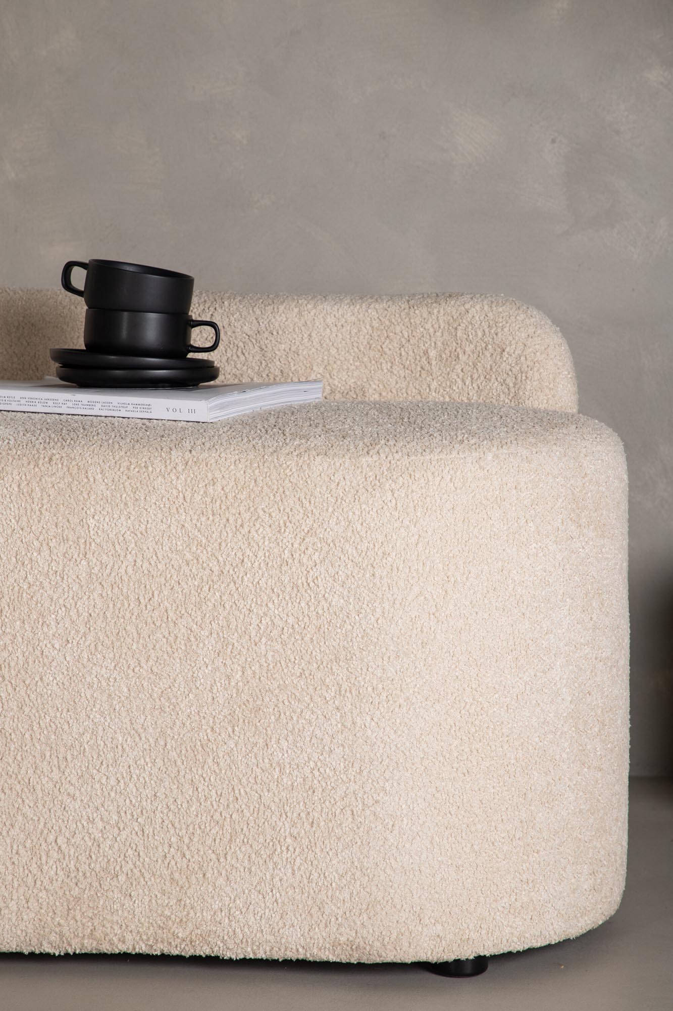 Entdecken Sie das Pocatello Sofa von Venture Home: Modernes Design, weicher Boulene-Stoff, langlebige Polsterung und vielseitige Einsatzmöglichkeiten für Ihr Zuhause.